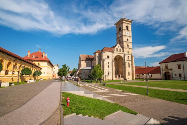 Main street in old fortress city Alba Yulia and St. Michael 's Catholic Cathedral, Alba Yulia, Transylvania, Romania — стоковое фото