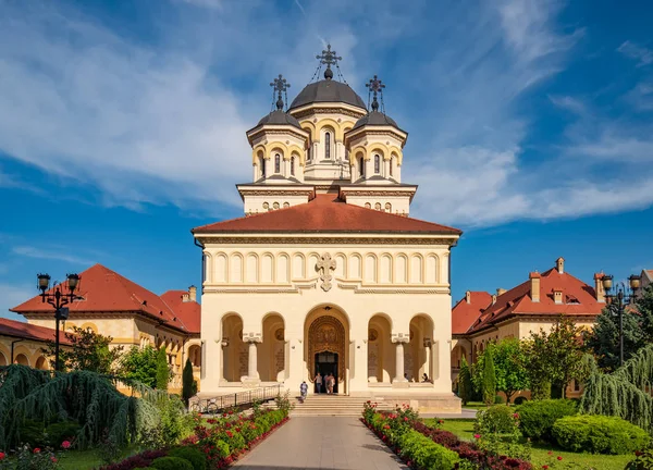 Schilderachtig uitzicht op kroning orthodoxe kathedraal in het fort van Alba Iulia, Roemenië — Stockfoto