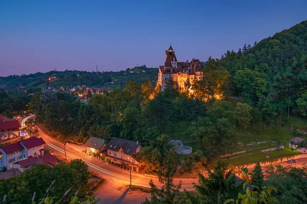 มุมมองลึกลับเหนือปราสาทยุคกลางที่โด่งดังของ Dracula ในเวลากลางคืน เมืองแบรน ทรานซิลเวเนีย โรมาเนีย — ภาพถ่ายสต็อก