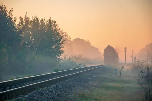 Morgenzug im herbstlichen Dunst bei Sonnenaufgang — Stockfoto