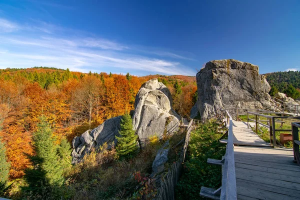Karpat Dağları'nda Tustan cliffside kale Amazing görünümü, güneşli sonbahar gününde Ukrayna