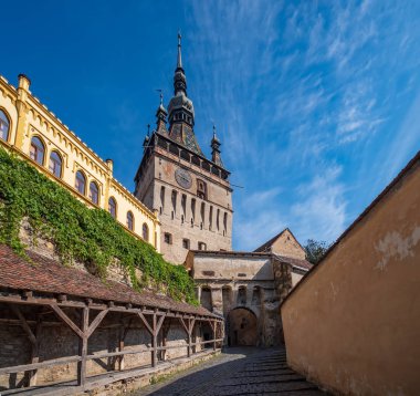 Sighisoara pitoresk şehir manzarası, Transilvanya, Romanya ünlü ortaçağ müstahkem şehir ve Saat Kulesi ile