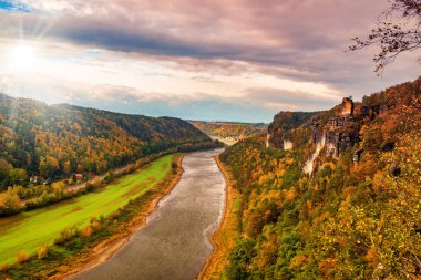 Sakson İsviçre, Almanya'da Elbe vadisinin panoramik manzarasına sahip sonbahar manzarası