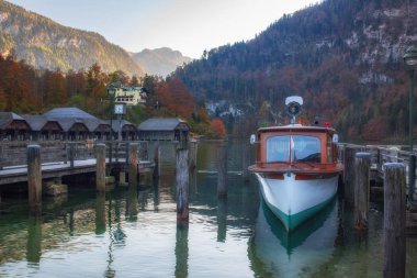 Sonbaharda pitoresk Konigssee Gölü üzerinde turistik gemi ile Ahşap iskele, Bertechsgarden Alpler, Bavyera, Almanya
