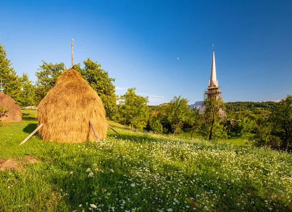Paysage rural pittoresque avec maramures traditionnelles église en bois, Plopis, comté de Maramures, Roumanie — Photo