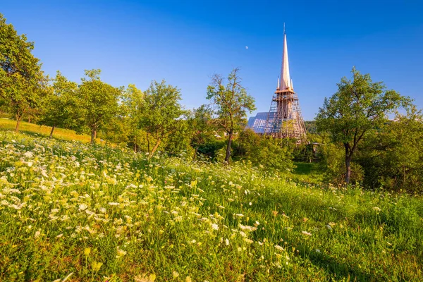 Malebná Venkovská krajina s tradičními dřevěnými kostely, Plopis, okres Maramur, Rumunsko — Stock fotografie