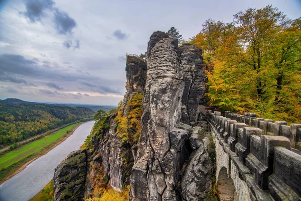 Paisaje otoñal de Puente Bastei, Elba Montañas de piedra arenisca y Valle del Elba. Parque Nacional de Suiza Sajona, Alemania — Foto de Stock