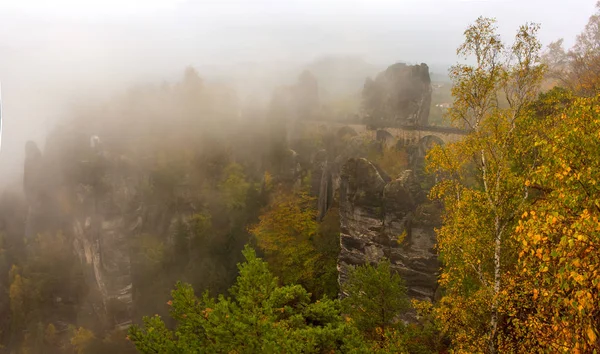 Increíble paisaje del puente Bastei, Parque Nacional Sajón Suiza, Alemania. Día de niebla de otoño — Foto de Stock