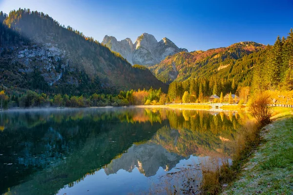 Vue imprenable sur le lac Gosaub le matin d'automne, Salzkammergut, Haute-Autriche — Photo