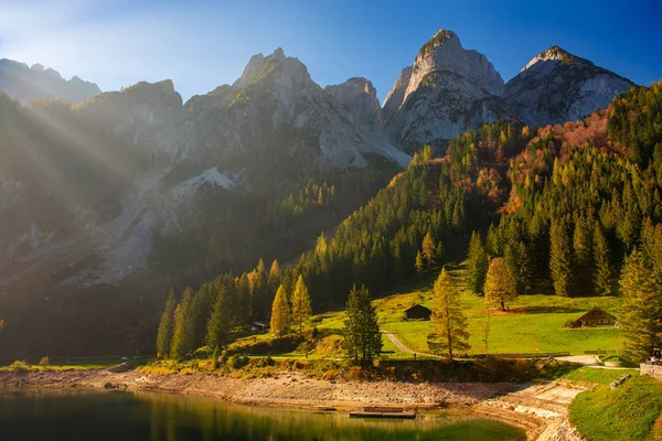 Paysage automnal coloré idyllique avec chaîne de montagnes Donnerkogel et lac de montagne Gosausee, Haute-Autriche — Photo