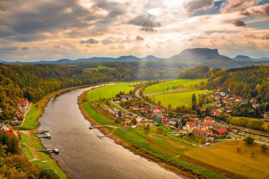 Sakson İsviçre, Almanya'da Elbe vadisinin panoramik üst manzarasına sahip sonbahar manzarası
