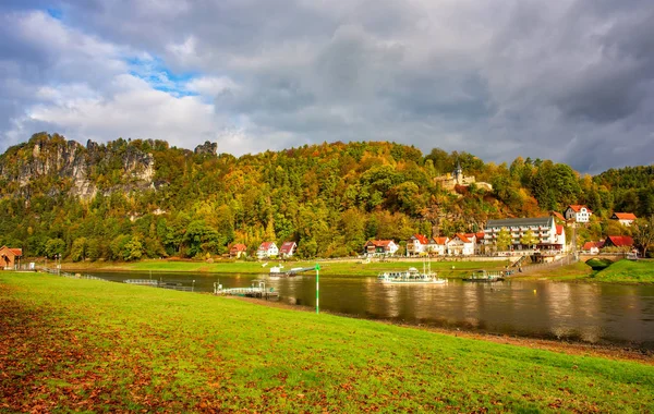 Increíble vista de las riberas del Elba en Elba Montañas de piedra arenisca, resort Rathen, Suiza sajona, Alemania en el día de otoño — Foto de Stock