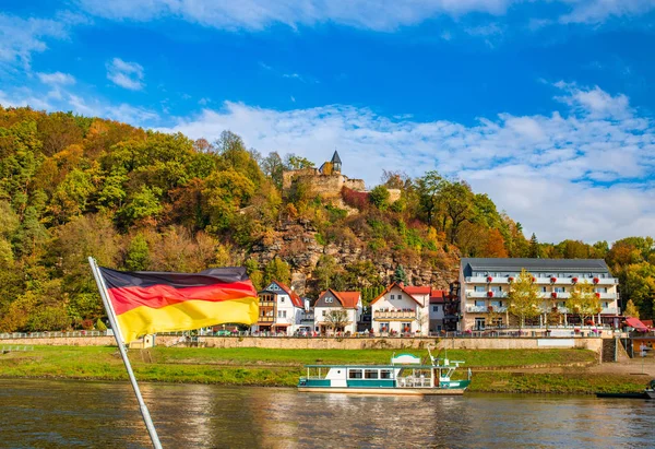 Pintoresco paisaje atumn con la bandera nacional ondeando de Alemania a — Foto de Stock