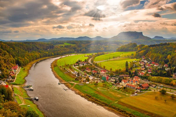 Осенний пейзаж с панорамным видом на Эльбскую долину в Саксонской Швейцарии, Германия — стоковое фото