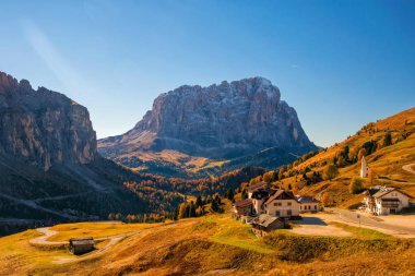 Sassolungo dağın ve Gardena Pass şaşırtıcı sonbahar manzarasının. Dolomit Alps, South Tyrol, İtalya.