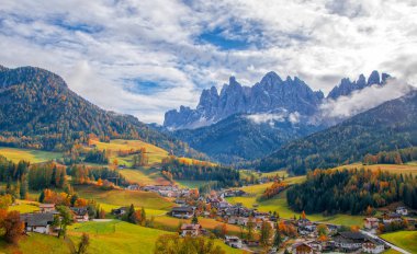 Güneşli bir günde Santa Maddalena köyünde renkli bir sonbahar manzarası. Dolomite Alpleri, Güney Tyrol, İtalya.