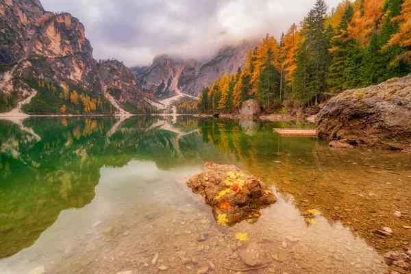Hösten scenery sjön Braies i dolomit Alperna, Italien — Stockfoto