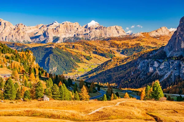 晴れた日のイタリアのドームと秋の風景 — ストック写真