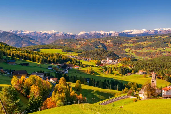 Kiliseli geleneksel Tyrol köyünün inanılmaz manzarası — Stok fotoğraf