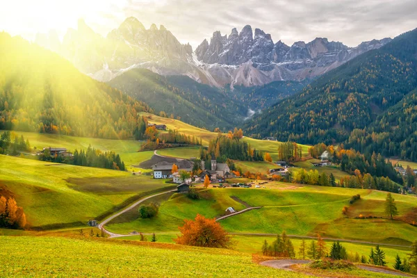 Gündoğumu köyde Santa Maddalena renkli sonbahar sahne. Dolomit Alps, South Tyrol, İtalya.