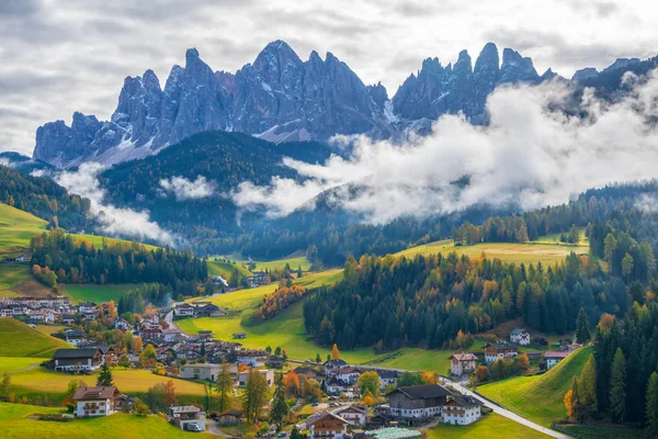 晴れた日にサンタ・マダレナ村のカラフルな秋の風景。ドロマイトアルプス,南チロル,イタリア. — ストック写真