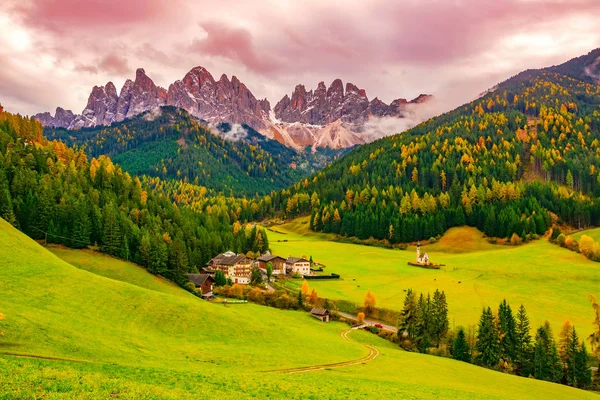 Amazing autumn scenery of Santa Maddalena village, South Tyrol, Dolomite Alps, Italy — Stock Photo, Image