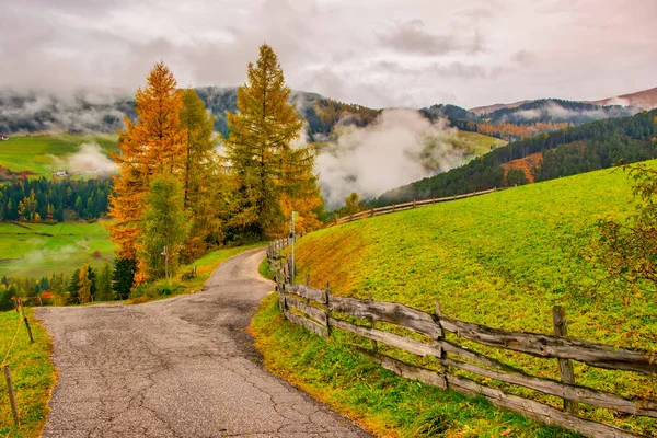 Podzimní scenérie v horské vesnici. Santa Maddalena, Val Di Funes, Jižní Tyrolsko, Itálie — Stock fotografie