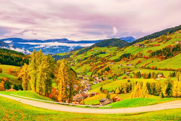 山村の秋の風景。Santa Maddalena, Val Di Funes,南チロル,イタリア — ストック写真