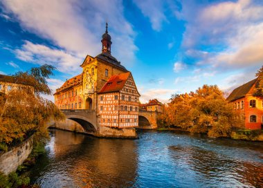 Almanya, Bamberg 'in Eski Şehir Salonu ile sonbahar manzarası. Unesco Dünya Mirası Sitesi.