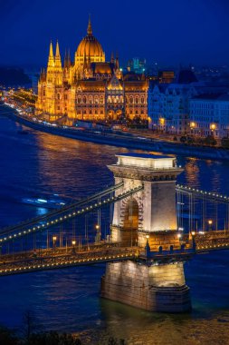 Zincir köprü ve alacakaranlıkta, Macaristan Budapeşte Meclis'te
