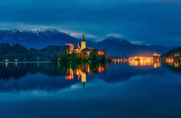 Festői éjszakai táj a Bled tónál, Szlovéniában — Stock Fotó