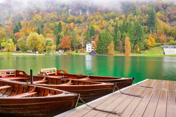 Autumn scenery with boats moored on Bled lake, Slovenia — Stock Photo, Image