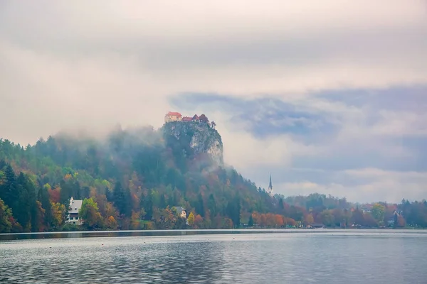 Cenário de outono do lago Bled na manhã de outono nebulosa — Fotografia de Stock