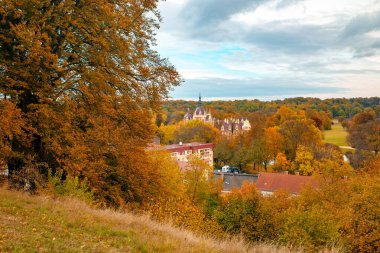 Almanya'nın sonbahar sabahında Muskau Kalesi'nin ve ünlü Muskau Parkı'nın manzarası. Unesco Dünya Mirası