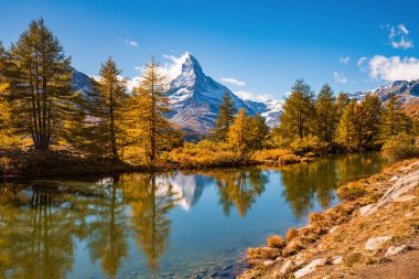 Ünlü Matterhorn zirvesi Grinjisee Gölü 'ne yansıyan muhteşem sonbahar manzarası. İsviçre Alpleri, Valais, İsviçre