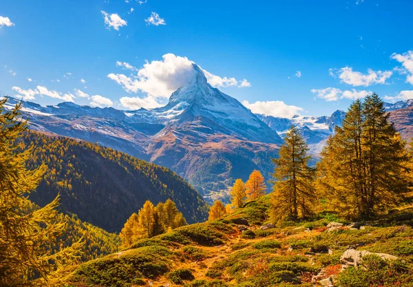 Ünlü Alp Tepesi Matterhorn 'un göz kamaştırıcı sonbahar manzarası. İsviçre Alpleri, Valais, İsviçre