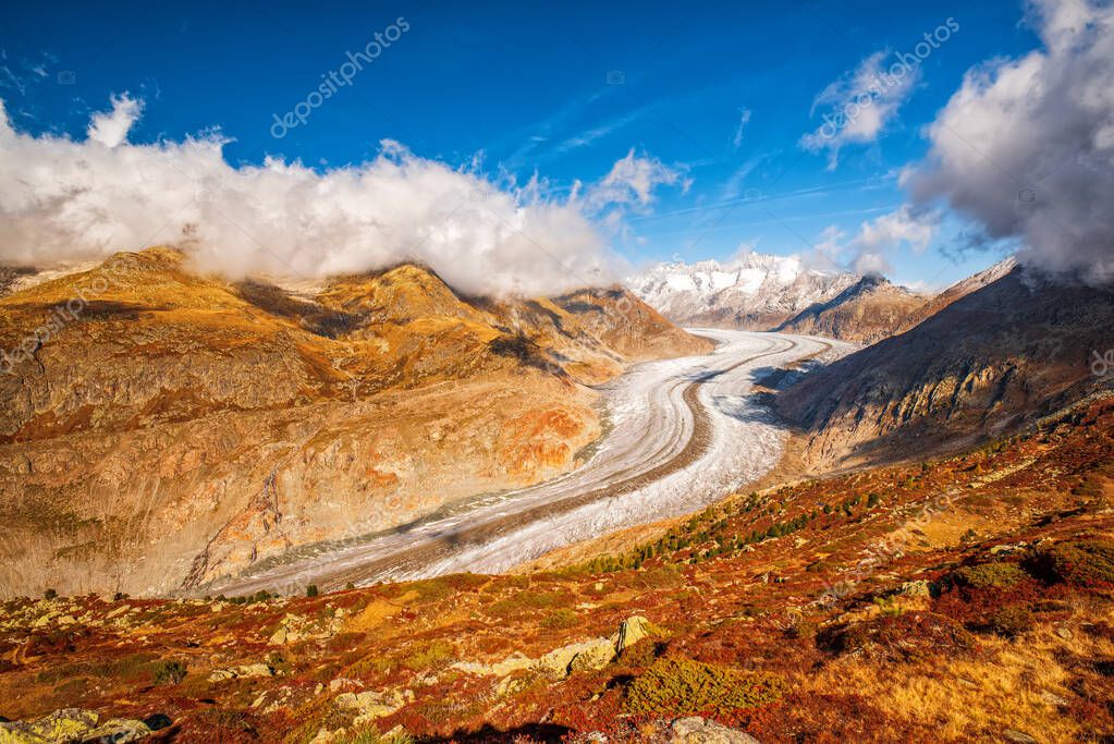 Impresionante paisaje otoñal de lengua del glaciar Aletsch en los Alpes