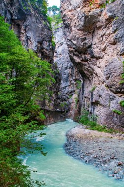 İsviçre 'de Meiringen, Canton Bern yakınlarındaki Hasli Vadisi' ndeki Aare Vadisi 'nin göz kamaştırıcı manzarası. Aare Gorge (Aareschlucht), Berner Oberland 'da popüler bir turizm merkezi.