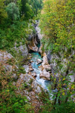 Slovenya 'nın Bovec kenti yakınlarındaki Soca Nehri' nin Büyük Kanyonu manzarası. Soca nehrinin gök mavisi suları dar ve derin kayalık bir vadi ve mağaradan akıyor. Alp deresinin el değmemiş suyu.
