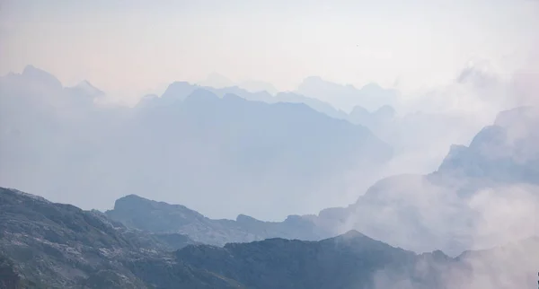 Fundo Bonito Com Cume Azul Montanhas Nebulosas Julian Alps Eslovénia — Fotografia de Stock