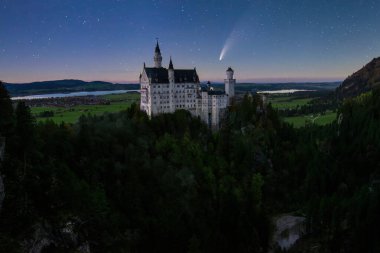 Comet C 2020 F3 Neowise gece gökyüzünde Bavyera, Almanya 'daki Neuschwanstein Peri Masalı Kalesi üzerinde