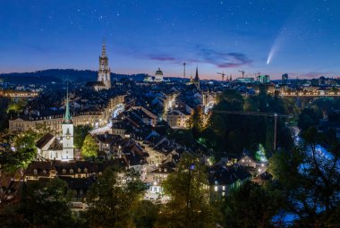 Comet C 2020 F3 Neowise gece gökyüzünde İsviçre 'nin Bern şehrinin üzerinde alacakaranlıkta. Rosengarten Hill, Bern, İsviçre manzaralı. UNESCO Dünya Mirası Alanı