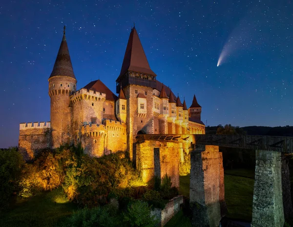 Komeet Nachtelijke Hemel Boven Verlicht Corvin Castle Hunedoara Transsylvanië Roemenië — Stockfoto
