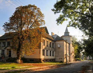 Bilshivtsi 'deki tarihi belediye binası (Bolszowce), Ivano-Frankivsk bölgesi, Ukrayna güneşli sonbahar sabahı