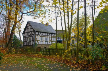 Hachenburg, Rheinland-Pfalz, Almanya 'da sonbahar günü geleneksel Alman fahverk evleri