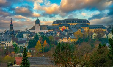Eski Hachenburg, Rhineland-Palatinate, Almanya 'nın panoramik manzarası. Katolik Meryem 'in Hükmü Kilisesi, Protestan kilisesi ve Hachenburg kalesi.