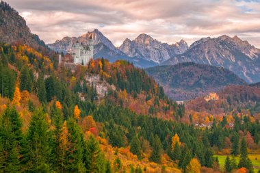 Sonbahar sabahında Neuschwanstein ve Hohenschwangau kalelerinin manzarası