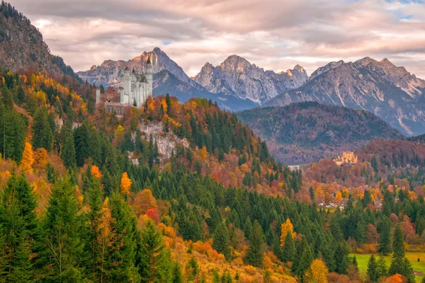 Sonbahar sabahında Neuschwanstein ve Hohenschwangau kalelerinin manzarası