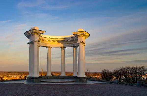 Poltava, Ukrayna 'da White Arbor. Şehrin simgelerinden biri. Ukrayna yazıtlarına göre 'Ailenin rızası, huzur ve sessizliğin olduğu, insanların mutlu olduğu yerde, kutsanmış topraklar vardır'