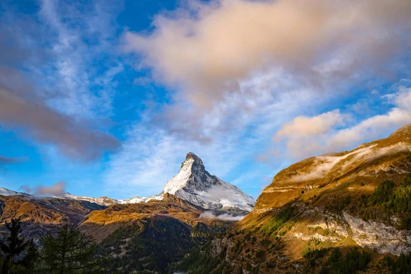 灿烂的秋天风景 著名的阿尔卑斯山峰 马特宏峰 被升起的太阳照亮 瑞士阿尔卑斯山 瑞士瓦莱 — 图库照片